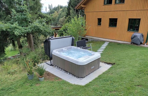 Berg bei Rohrbach House | Beautiful private villa with WIFI, hot tub, TV, terrace, pets allowed, panoramic view and parking