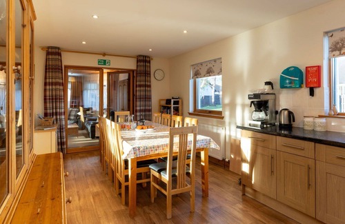 Aviemore Villa | Beautiful private villa for 14 people with WIFI, hot tub, TV, patio, pets allowed and parking