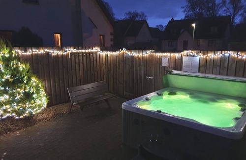Aviemore Villa | Beautiful private villa for 14 people with WIFI, hot tub, TV, patio, pets allowed and parking