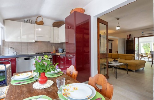 Portobello House | Beautiful private villa for 6 guests with A/C, WIFI, TV, patio and pets allowed