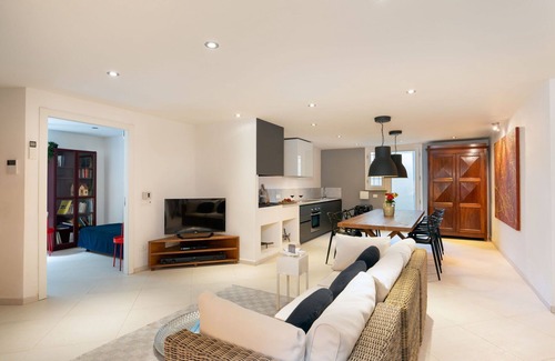 Camaiore Villa | Beautiful private villa with WIFI, sauna, private pool, hot tub, A/C, TV, patio, close to Viareggio
