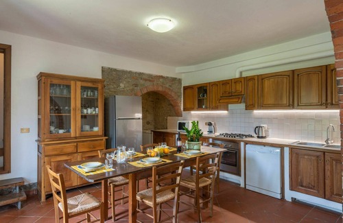 Ponte Buriano Villa | Beautiful private villa for 25 people with WIFI, private pool, TV, patio, pets allowed and parking