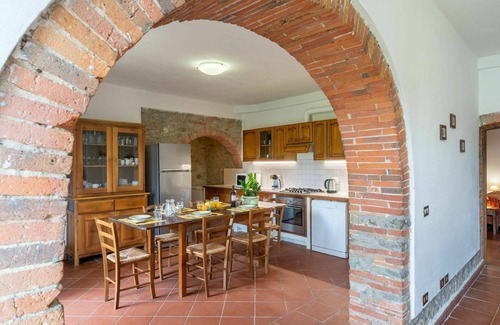 Ponte Buriano Villa | Beautiful private villa for 25 people with WIFI, private pool, TV, patio, pets allowed and parking