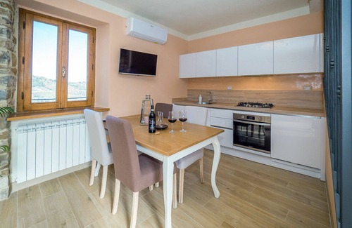 Seggiano House | Beautiful private villa for 4 guests with WIFI, A/C, hot tub, TV, terrace and panoramic view