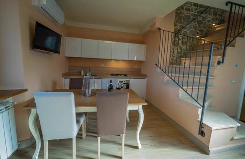 Seggiano House | Beautiful private villa for 4 guests with WIFI, A/C, hot tub, TV, terrace and panoramic view