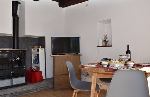 Gudo House | Beautiful private villa for 2 guests with WIFI, TV, patio and pets allowed