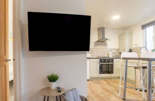 Helford Passage House | Beautiful private villa for 3 people with WIFI, hot tub, TV, pets allowed and panoramic view