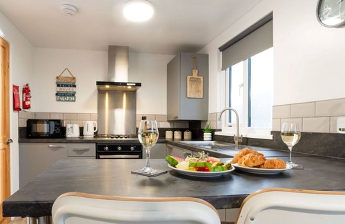 Helford Passage House | Beautiful private villa for 3 people with WIFI, hot tub, TV, pets allowed and panoramic view