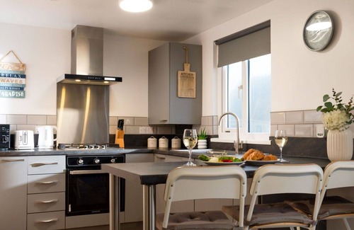Helford Passage House | Beautiful private villa for 3 people with WIFI, hot tub, TV, pets allowed and panoramic view