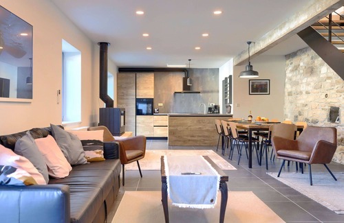 Groznjan House | Beautiful private villa for 6 guests with A/C, private pool, WIFI, hot tub, TV, terrace and park.