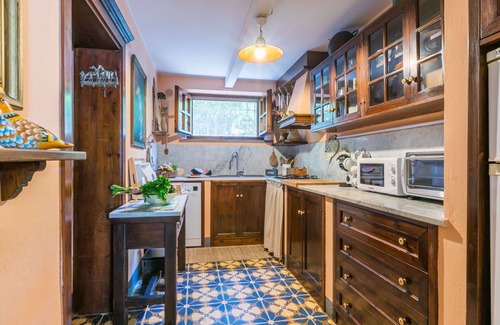 Lari Villa | Beautiful private villa for 8 people with A/C, hot tub, WIFI, TV and parking