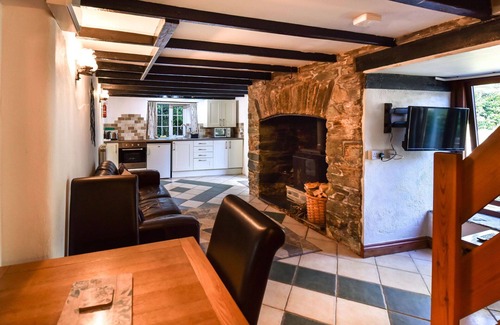 Fivelanes House | Beautiful private villa for 2 guests with WIFI, hot tub, TV, patio and pets allowed