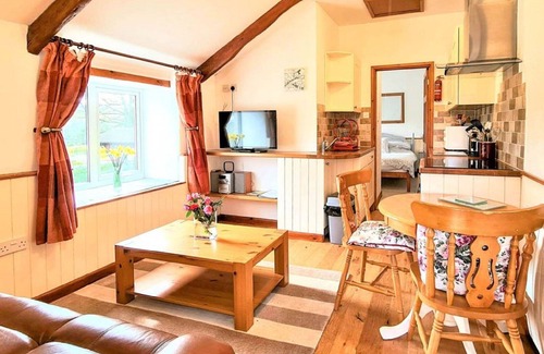 Fivelanes House | Beautiful private villa for 2 guests with WIFI, hot tub, TV, patio and pets allowed