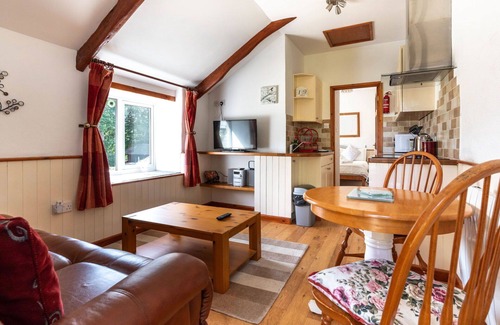 Fivelanes House | Beautiful private villa for 2 guests with WIFI, hot tub, TV, patio and pets allowed