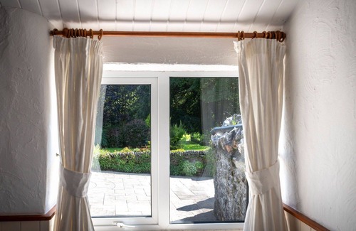 Fivelanes House | Beautiful private villa for 2 guests with WIFI, hot tub, TV, patio and pets allowed