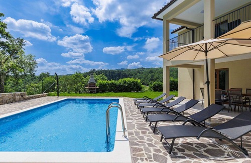 Pican House | Beautiful private villa with WIFI, A/C, private pool, TV, terrace, pets allowed and parking