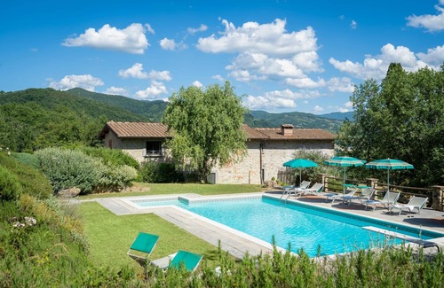 Vicchio Villa | Beautiful private villa with WIFI, private pool, TV, patio, pets allowed and panoramic view