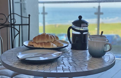 Newquay Apartment | Beautiful property overlooking Fistral Beach and Newquay Golf Course
