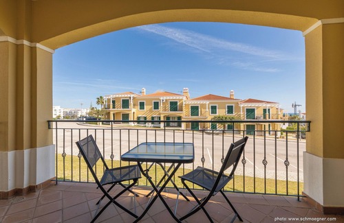 Alporchinhos Apartment | Beautiful apartment in a quiet location with sea views