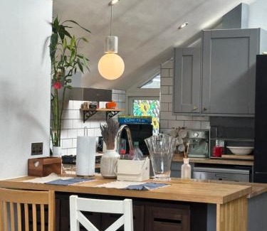 Twickenham Riverside Villa | Beautiful&quite warehouse