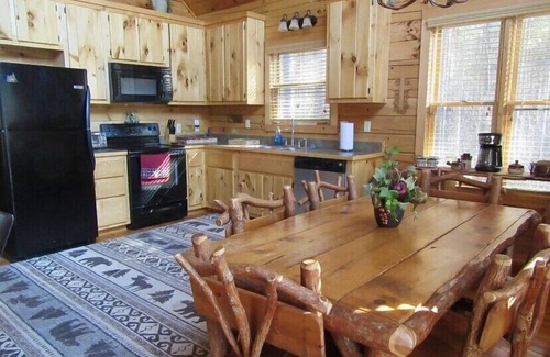 Murphy Cabin | Beautiful real log cabin in Wilderness Walk