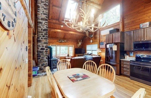 Trenton Cabin | Beautiful, relaxing log cabin with firepit, fast WiFi, and washer/dryer