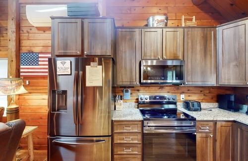 Trenton Cabin | Beautiful, relaxing log cabin with firepit, fast WiFi, and washer/dryer