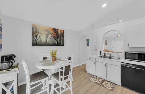 Sandalwood House | Beautiful relaxing and Spacious 3 bedroom 2 bathhouse close to the beach,