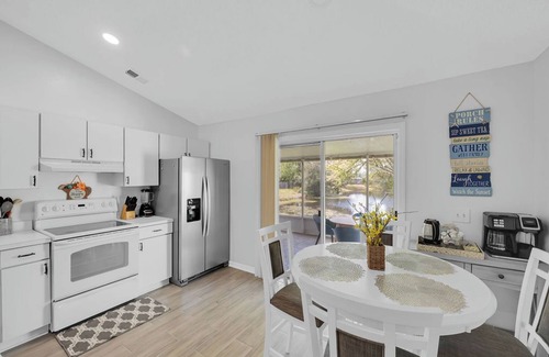 Sandalwood House | Beautiful relaxing and Spacious 3 bedroom 2 bathhouse close to the beach,