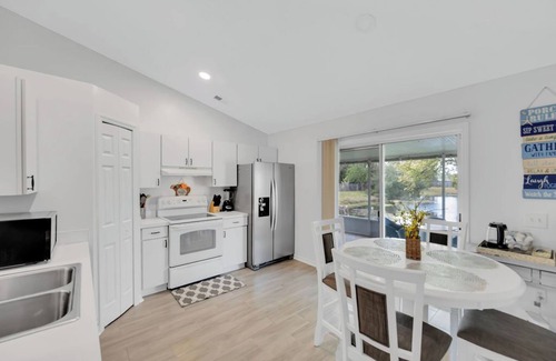 Sandalwood House | Beautiful relaxing and Spacious 3 bedroom 2 bathhouse close to the beach,