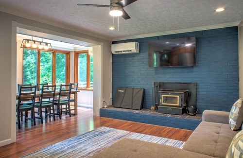 Waynesville House | Beautiful & Relaxing Getaway Near Maggie Valley