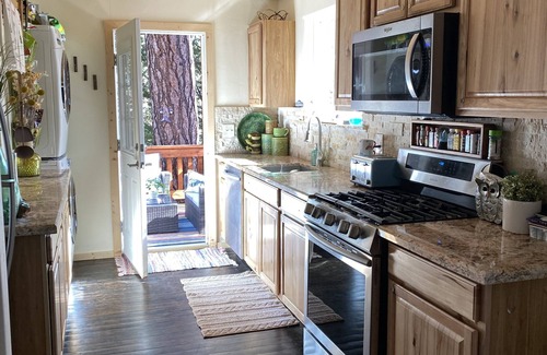 Big Bear Cabin | Beautiful Remodeled Retreat/Hot Tub/5 mins Ski Resorts, Lake & Hiking Trails