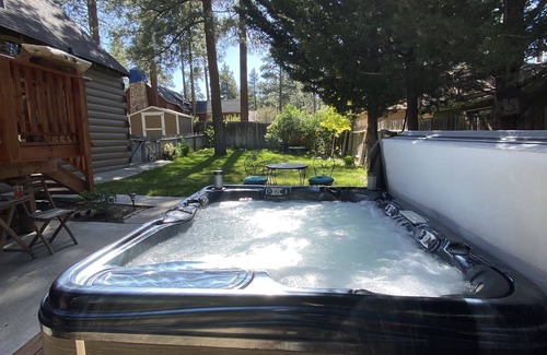 Big Bear Cabin | Beautiful Remodeled Retreat/Hot Tub/5 mins Ski Resorts, Lake & Hiking Trails