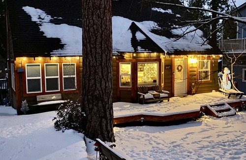 Big Bear Cabin | Beautiful Remodeled Retreat/Hot Tub/5 mins Ski Resorts, Lake & Hiking Trails
