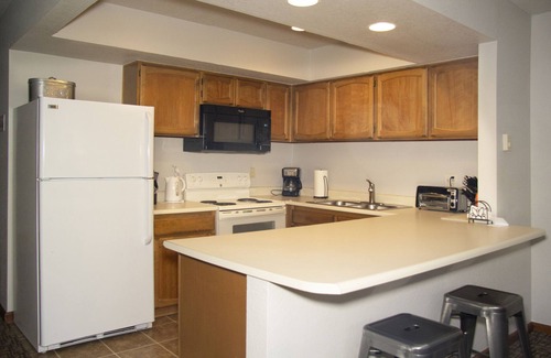 Pinetop Villa | Beautiful Resort Villa Home w Vaulted Ceilings Whirlpool Tub and Ponds/Streams