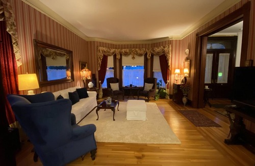 Troy House | Beautiful Restored Victorian House Perfect for Retreats, Holidays or Getaways!