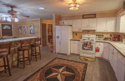 Brooksville House | BEAUTIFUL RETREAT HOME ON 2 FENCED PRIVATE ACRES. WALK TO FOREST AND GOLF!