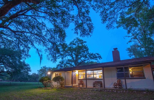 Brooksville House | BEAUTIFUL RETREAT HOME ON 2 FENCED PRIVATE ACRES. WALK TO FOREST AND GOLF!