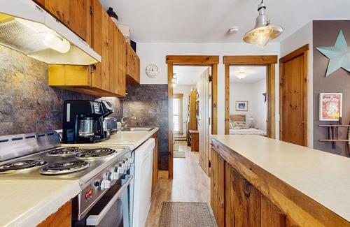 Proctorsville Condo | Beautiful retreat close to Okemo with free WiFi, private washer/dryer