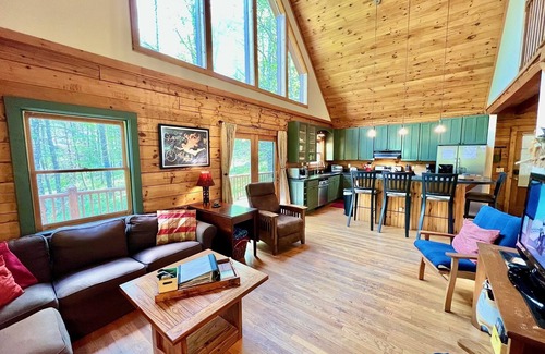 Boone Cabin | Beautiful Riverfront Cabin located on New River, Wi-Fi, Pool Table