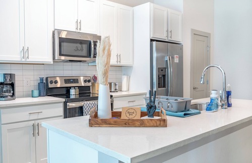 Downtown San Antonio Apartment | Beautiful RiverWalk Apt with Full Amenities, King Bed, Pool, Gym, Free Parking