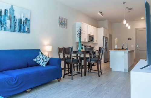 Downtown San Antonio Apartment | Beautiful RiverWalk Apt with Full Amenities, King Bed, Pool, Gym, Free Parking