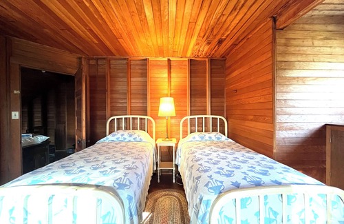 Roaring Brook Cottage | Beautiful Roaring Brook Cottage in Harbor Springs, MI with private beach access