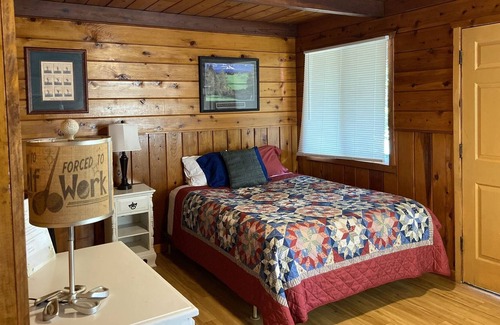 Chicago Park Apartment | Beautiful Rollins Lake Inn - Studio Cabin #1