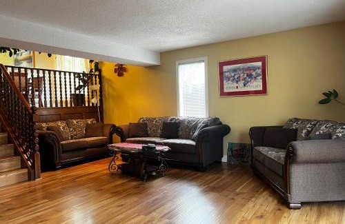 Northwest Calgary House | Beautiful room close Airport!
