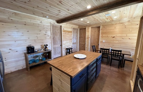 Higden Cabin | Beautiful rustic cabin on the shores of Greer's Ferry Lake
