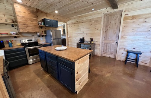 Higden Cabin | Beautiful rustic cabin on the shores of Greer's Ferry Lake
