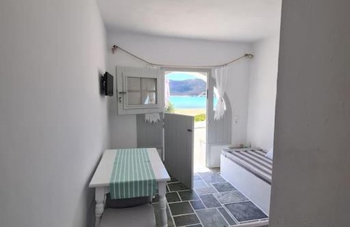 Platis Gialos Apartment | Beautiful seaside house on the beach