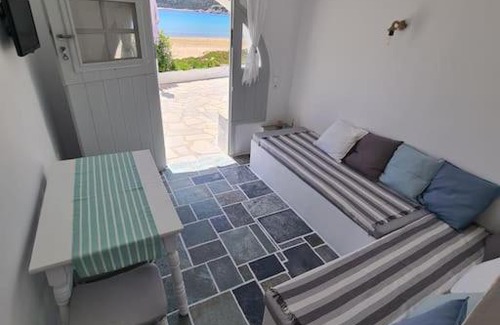 Platis Gialos Apartment | Beautiful seaside house on the beach