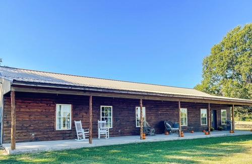 Stuart Cabin | Beautiful Secluded Farmhouse Cabin